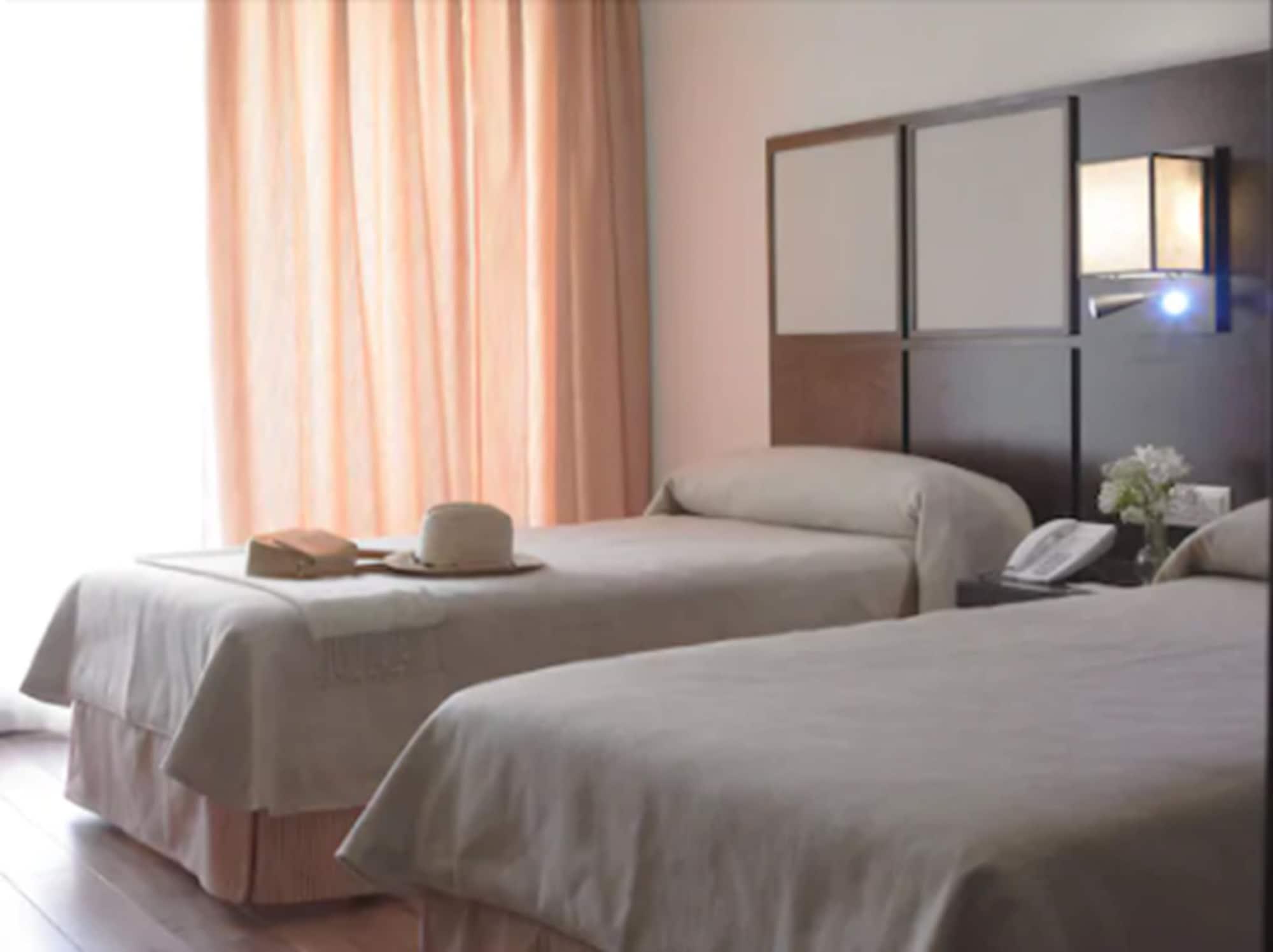 Hotel Isla De La Garena Alcalá de Henares Oda fotoğraf