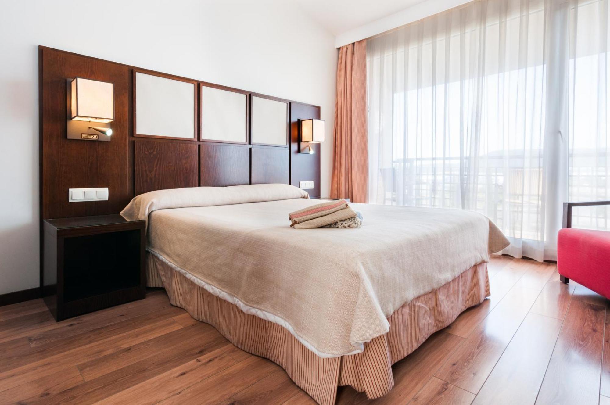 Hotel Isla De La Garena Alcalá de Henares Dış mekan fotoğraf