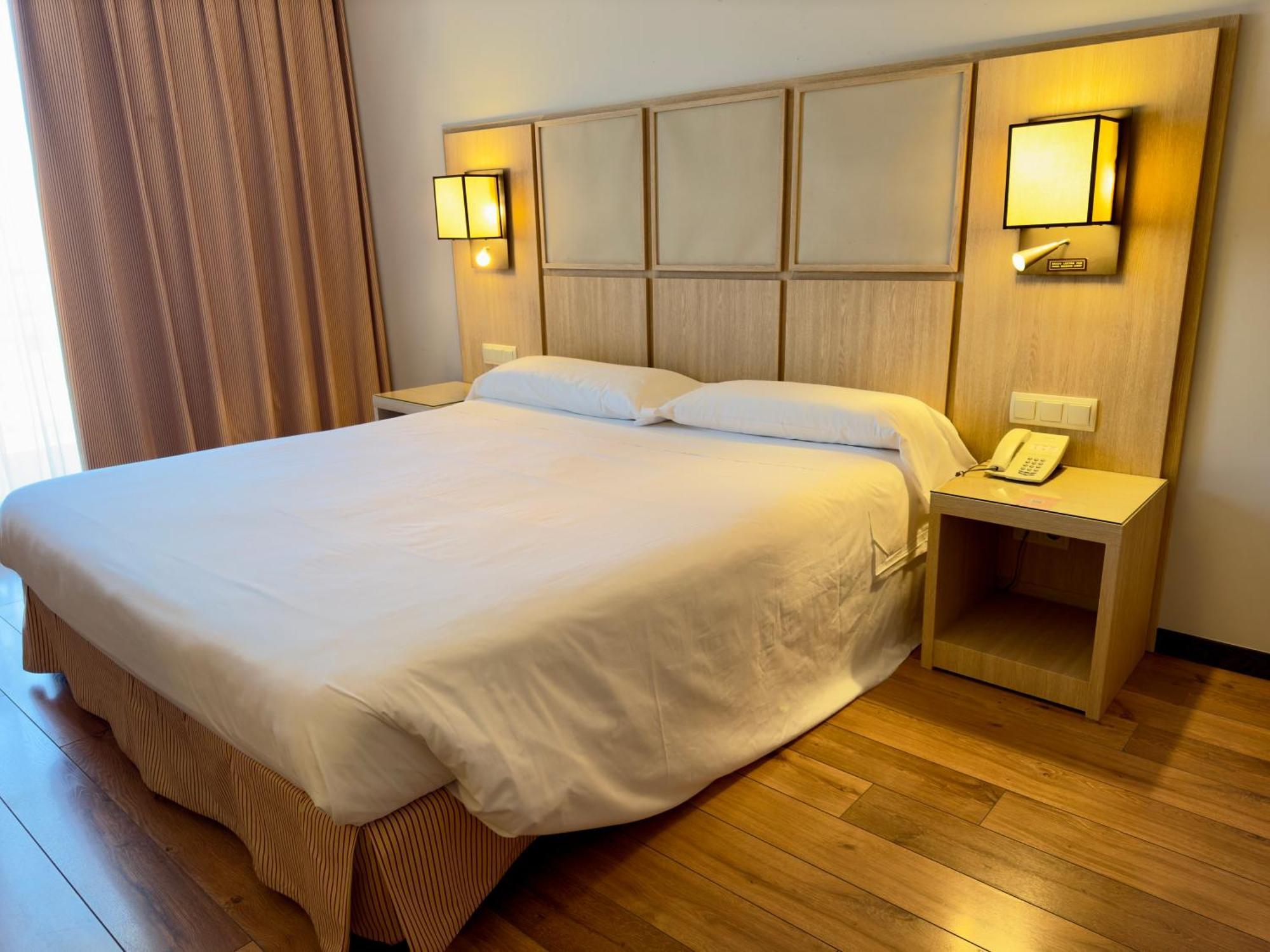 Hotel Isla De La Garena Alcalá de Henares Dış mekan fotoğraf